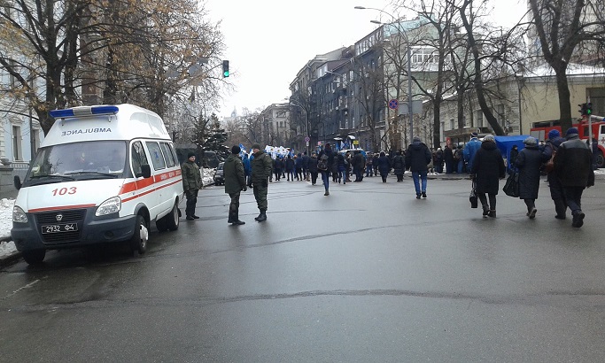 Протесты в Киеве: у Нацбанка сегодня митингует около 500 человек